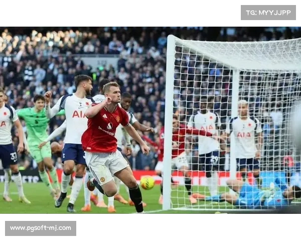 德里赫特压哨绝平后的激情庆祝，曼联客场抢回一分