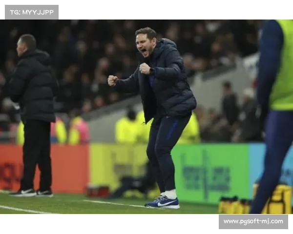 法布雷加斯场边激情指挥,科莫主帅展现执教才华 法布雷加斯场边激情指挥,科莫主帅展现执教才华