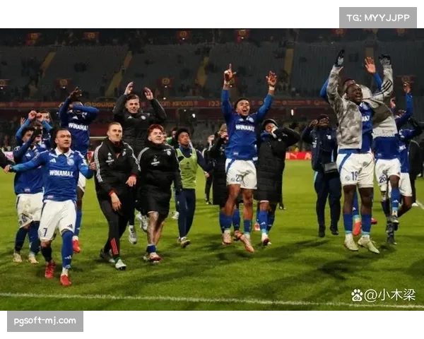 斯特拉斯堡小球迷闯入球场拥抱偶像,被保安友好带离